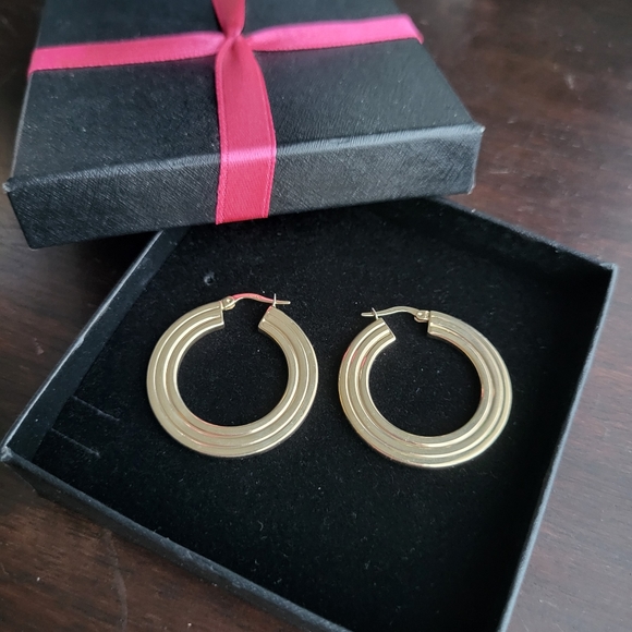 Gorgeous 10k thick earrings - Picture 9 of 10